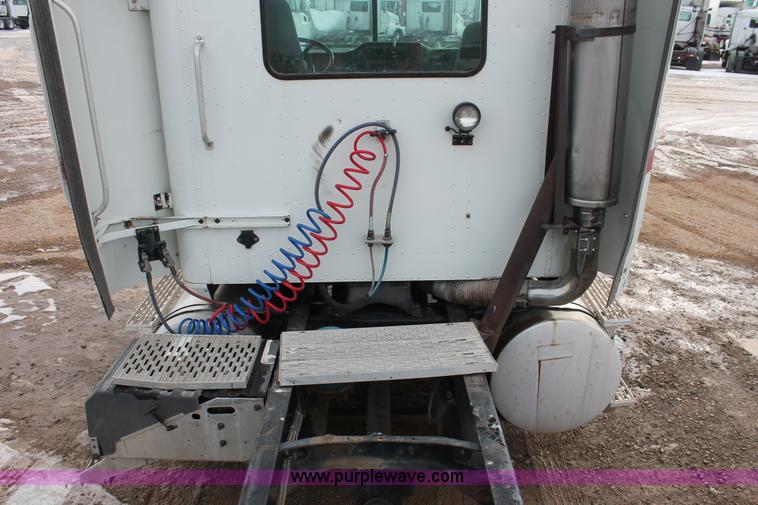 image for item H8354 1995 International 9400 semi truck