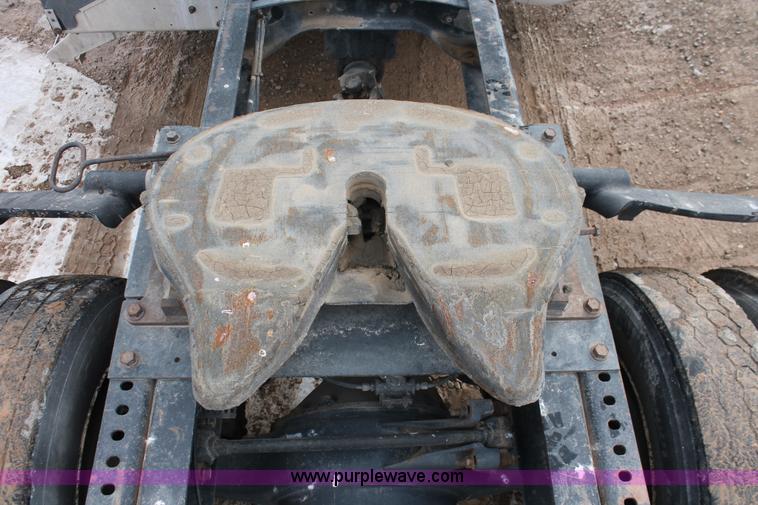 image for item H8354 1995 International 9400 semi truck