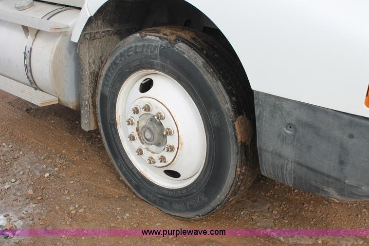 image for item H8354 1995 International 9400 semi truck