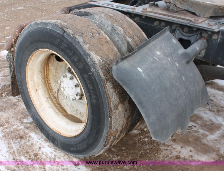 image for item H8354 1995 International 9400 semi truck