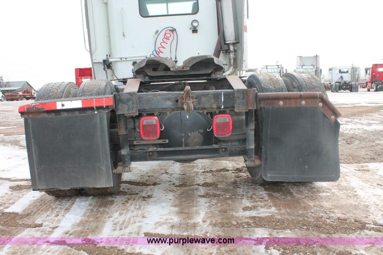 image for item H8354 1995 International 9400 semi truck