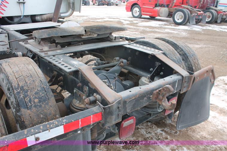 image for item H8354 1995 International 9400 semi truck