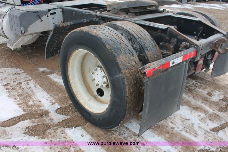 image for item H8354 1995 International 9400 semi truck