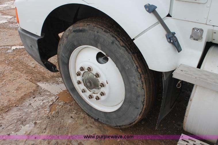 image for item H8354 1995 International 9400 semi truck