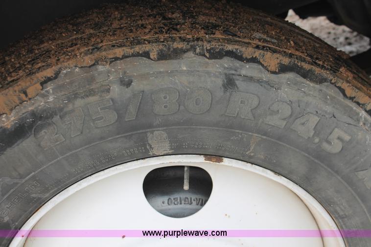 image for item H8354 1995 International 9400 semi truck