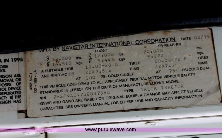 image for item H8354 1995 International 9400 semi truck