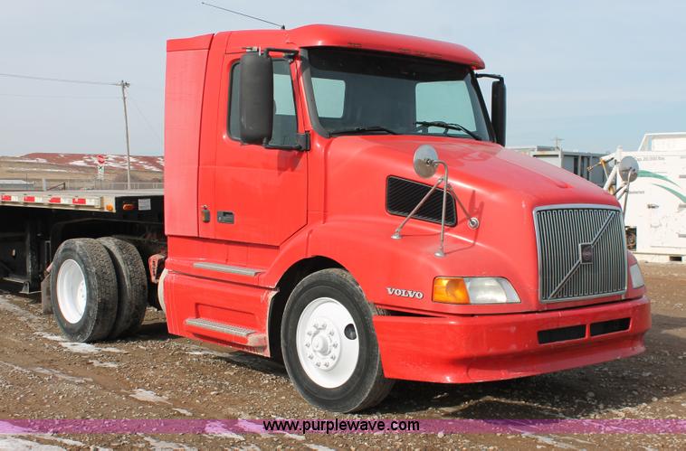image for item H8357 2001 Volvo VNL semi truck