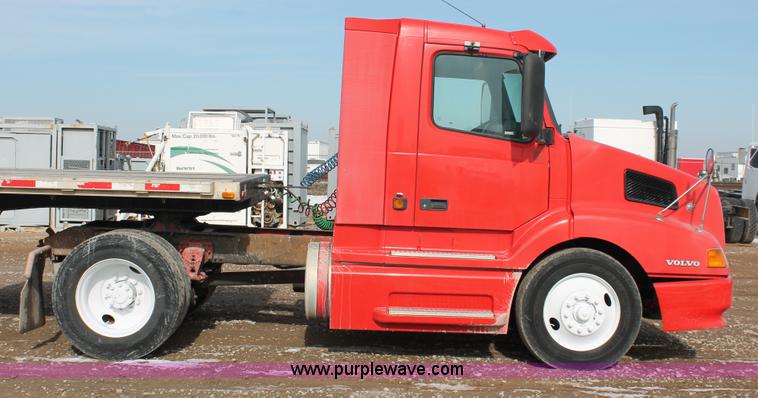 image for item H8357 2001 Volvo VNL semi truck