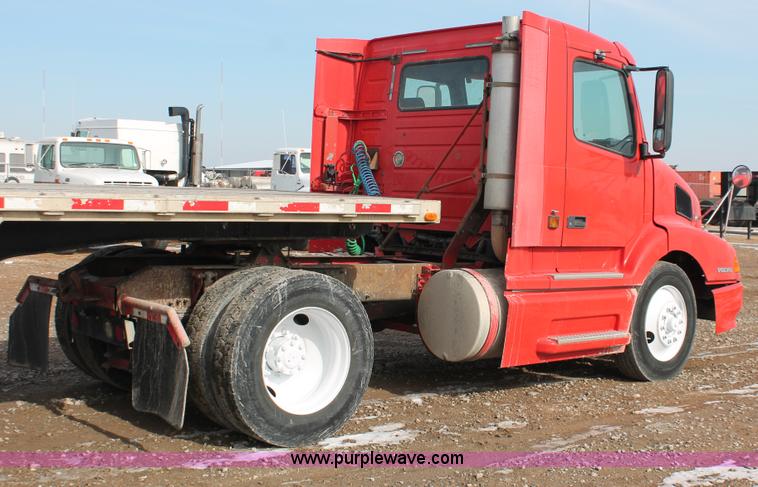 image for item H8357 2001 Volvo VNL semi truck