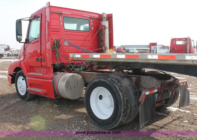 image for item H8357 2001 Volvo VNL semi truck