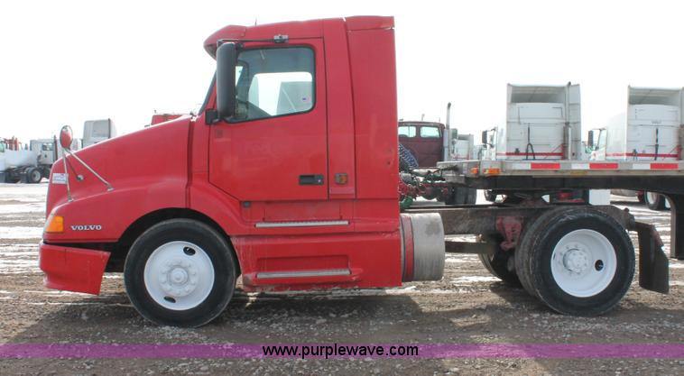image for item H8357 2001 Volvo VNL semi truck