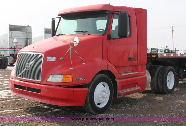 image for item H8357 2001 Volvo VNL semi truck
