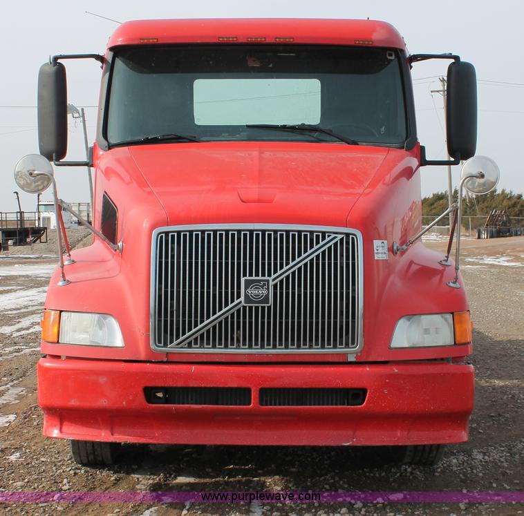 image for item H8357 2001 Volvo VNL semi truck