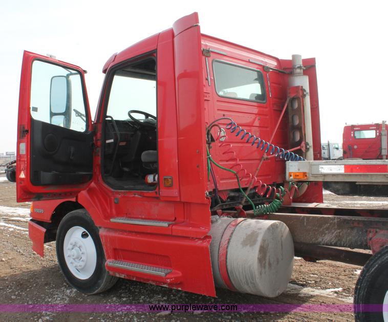 image for item H8357 2001 Volvo VNL semi truck