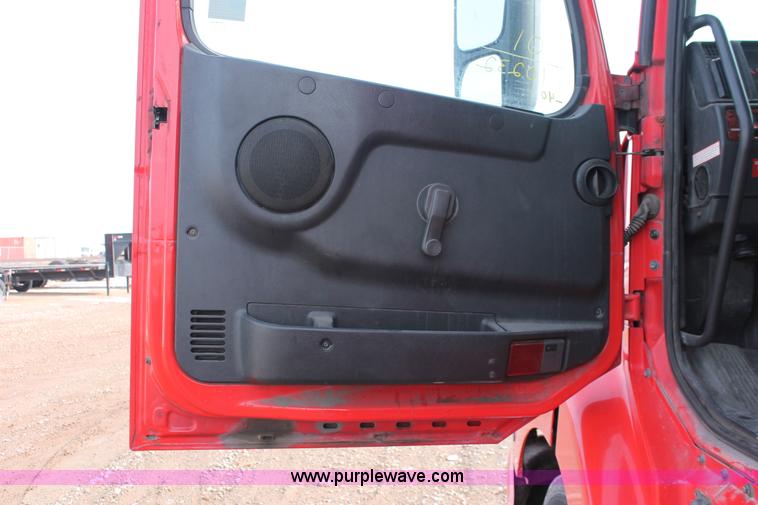 image for item H8357 2001 Volvo VNL semi truck