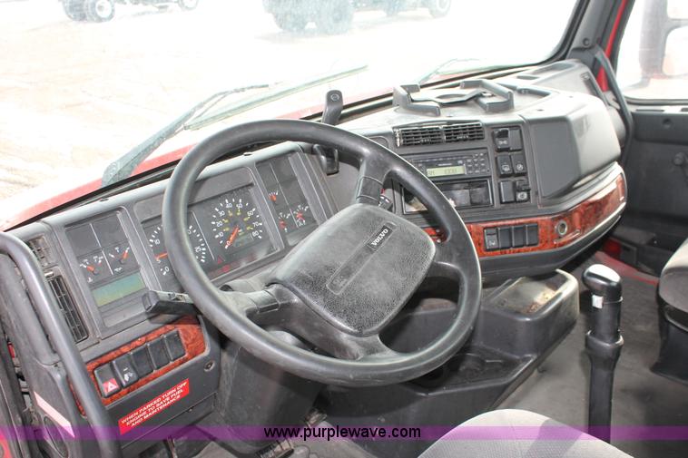 image for item H8357 2001 Volvo VNL semi truck