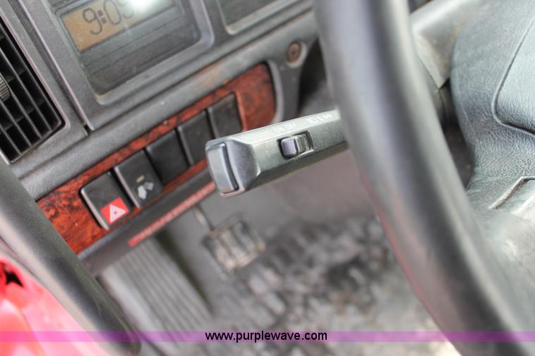 image for item H8357 2001 Volvo VNL semi truck