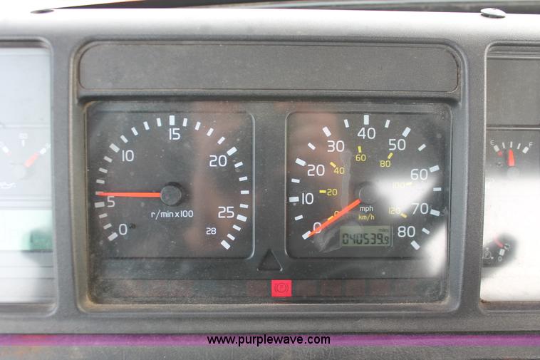 image for item H8357 2001 Volvo VNL semi truck