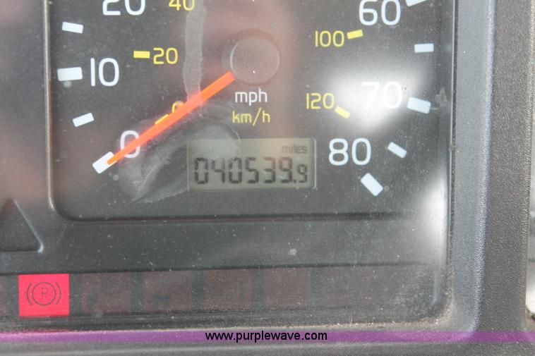 image for item H8357 2001 Volvo VNL semi truck