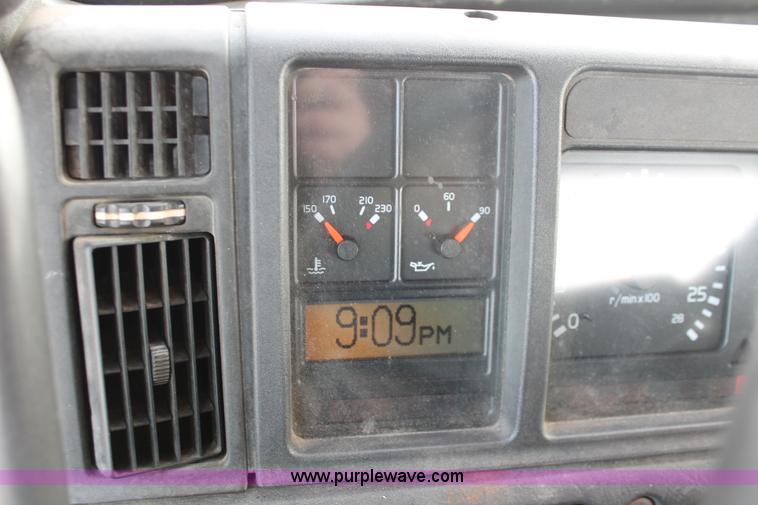 image for item H8357 2001 Volvo VNL semi truck