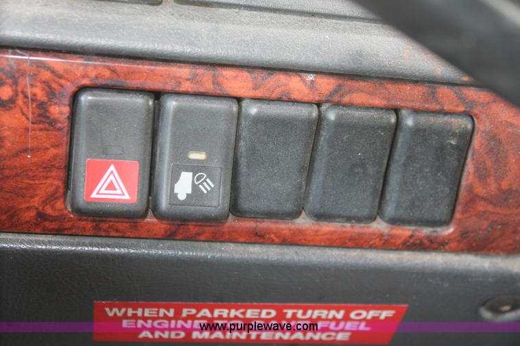 image for item H8357 2001 Volvo VNL semi truck