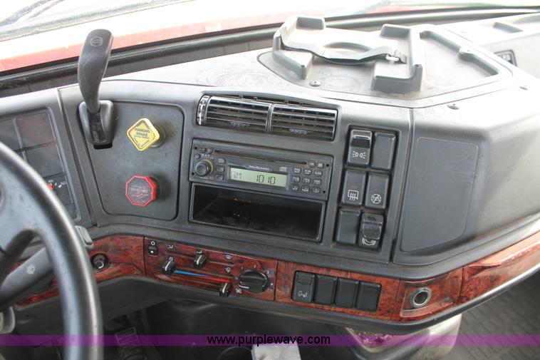 image for item H8357 2001 Volvo VNL semi truck