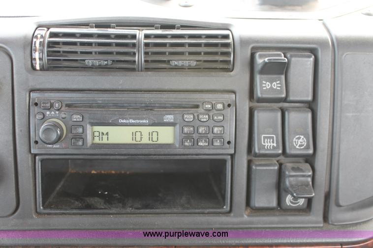 image for item H8357 2001 Volvo VNL semi truck