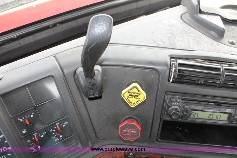 image for item H8357 2001 Volvo VNL semi truck