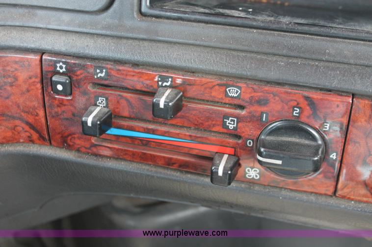 image for item H8357 2001 Volvo VNL semi truck