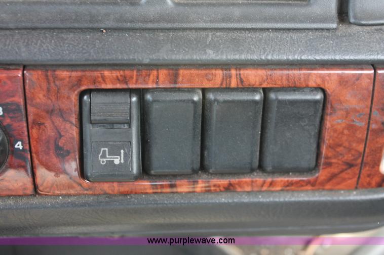 image for item H8357 2001 Volvo VNL semi truck