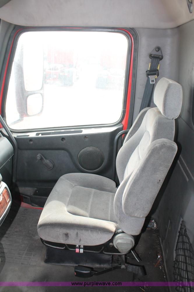 image for item H8357 2001 Volvo VNL semi truck