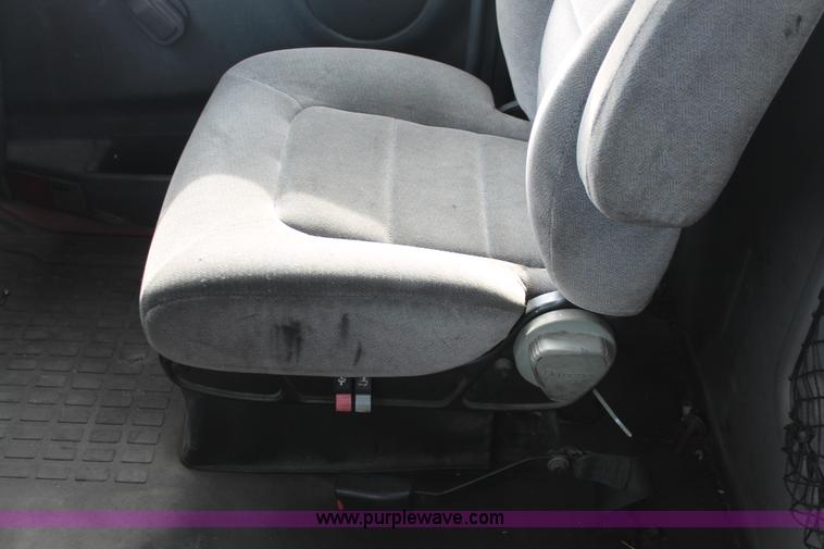 image for item H8357 2001 Volvo VNL semi truck