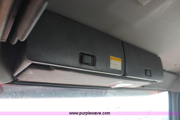 image for item H8357 2001 Volvo VNL semi truck