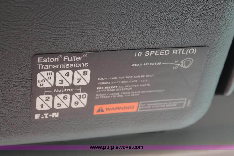 image for item H8357 2001 Volvo VNL semi truck