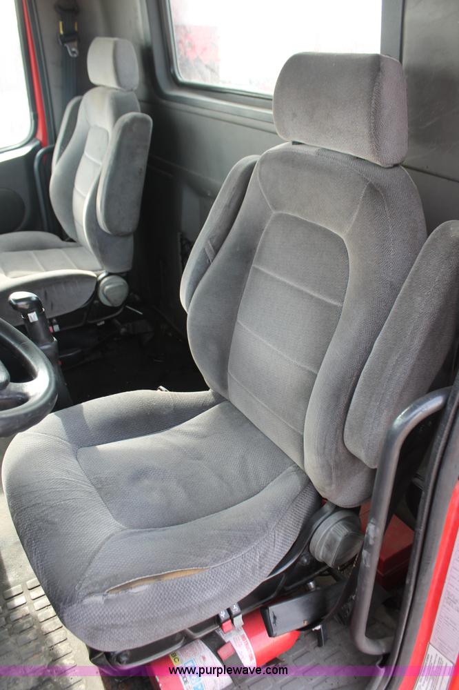 image for item H8357 2001 Volvo VNL semi truck