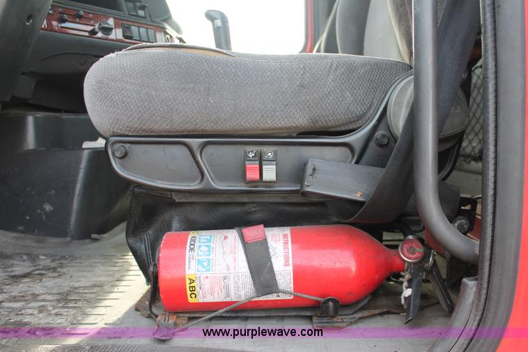 image for item H8357 2001 Volvo VNL semi truck