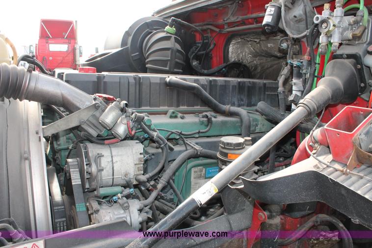 image for item H8357 2001 Volvo VNL semi truck