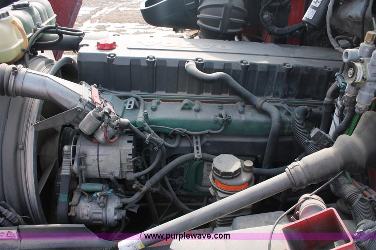 image for item H8357 2001 Volvo VNL semi truck