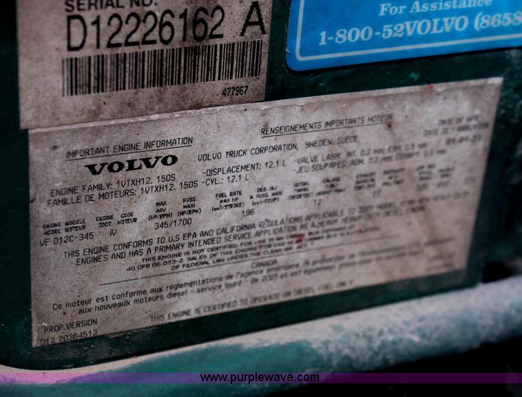 image for item H8357 2001 Volvo VNL semi truck