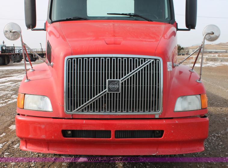 image for item H8357 2001 Volvo VNL semi truck