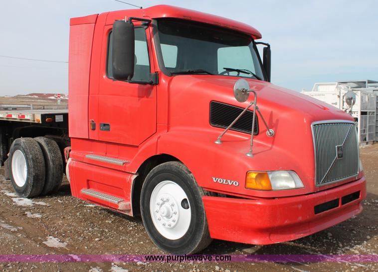 image for item H8357 2001 Volvo VNL semi truck