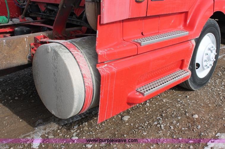 image for item H8357 2001 Volvo VNL semi truck