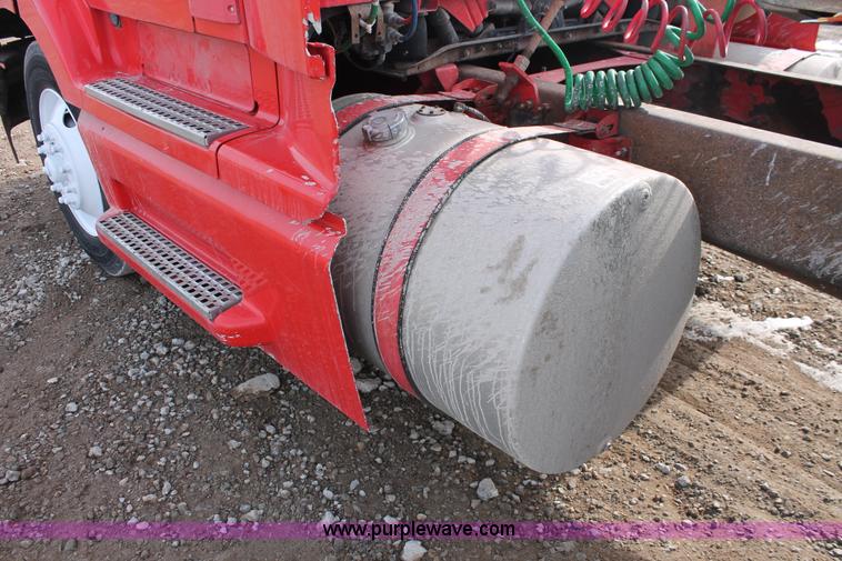 image for item H8357 2001 Volvo VNL semi truck