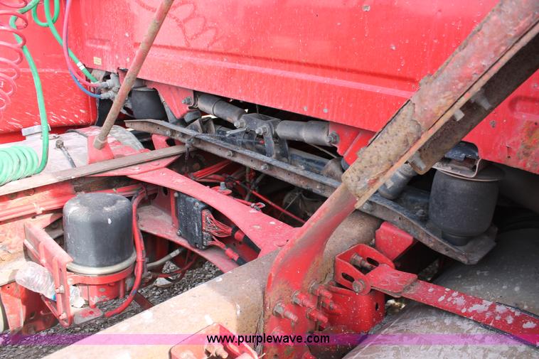 image for item H8357 2001 Volvo VNL semi truck