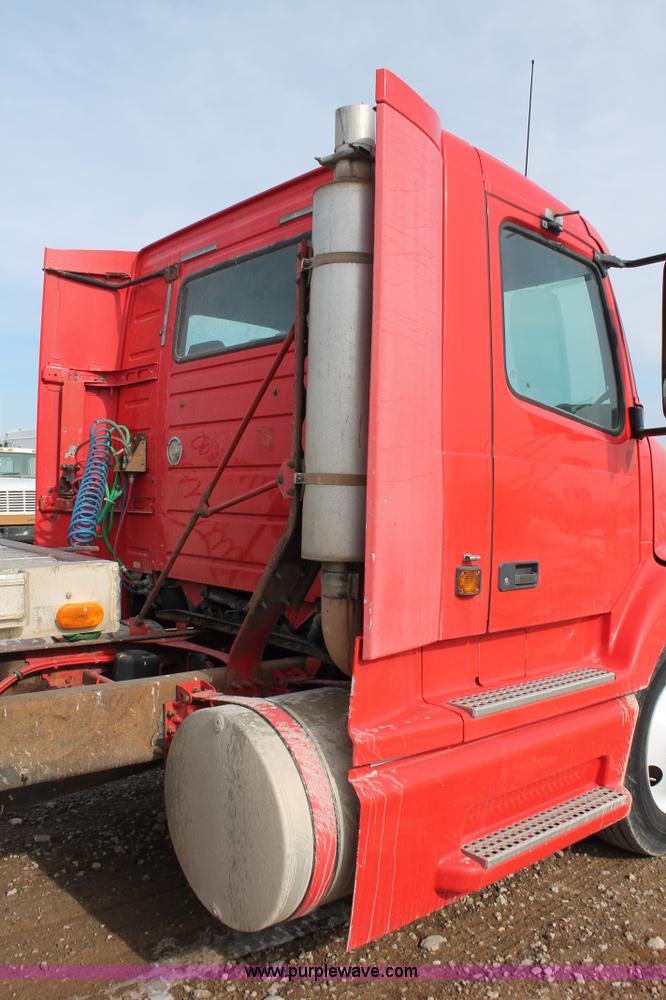image for item H8357 2001 Volvo VNL semi truck