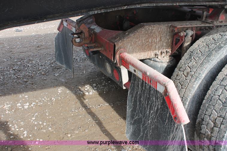 image for item H8357 2001 Volvo VNL semi truck