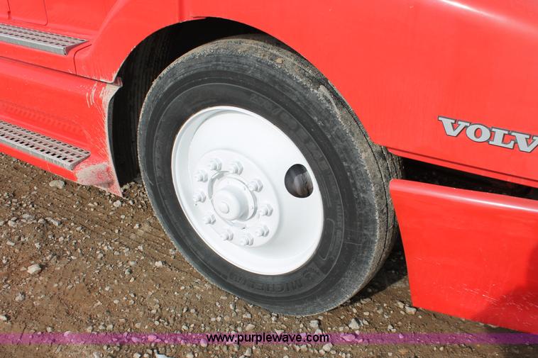 image for item H8357 2001 Volvo VNL semi truck