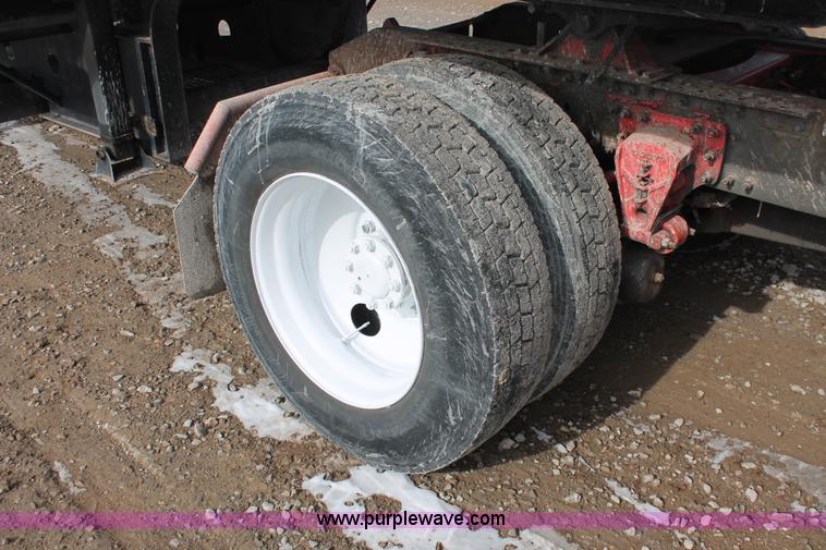 image for item H8357 2001 Volvo VNL semi truck