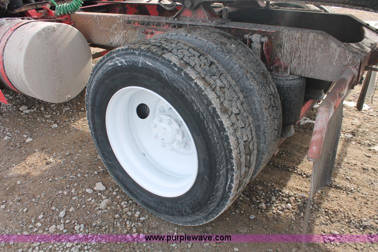 image for item H8357 2001 Volvo VNL semi truck