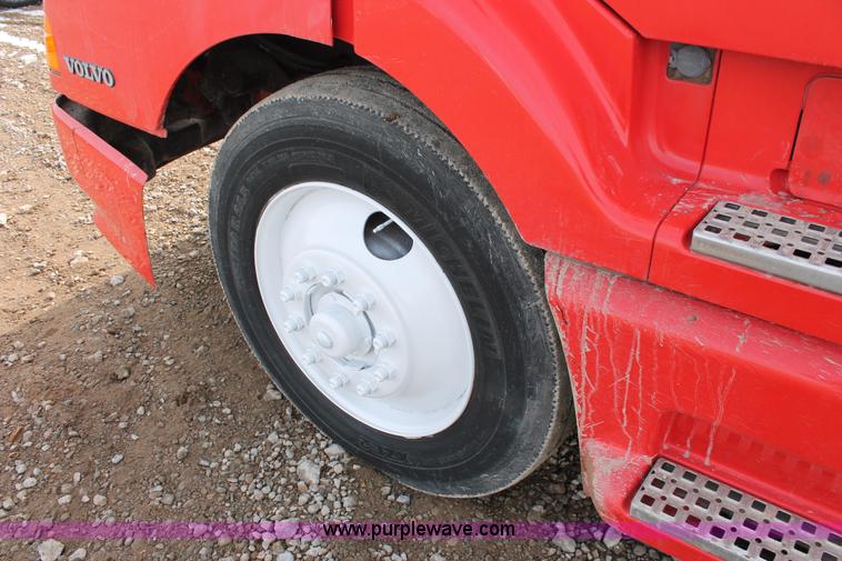 image for item H8357 2001 Volvo VNL semi truck